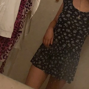 Klänning - Super söt kort Klänning/tunika med urringad rygg, köpt för längesen ifrån gina. Storlek xs. 100kr + frakt. 