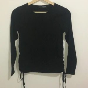 Tröja  - En fin svart tröja som är helt oanvänd och passar bäst för dig till skolan eller till en vardag med en fin skin byxa😍 den är i storlek 40/42 men passar även till en mindre storlek för man kan knyta den från båda sidorna👍🏻