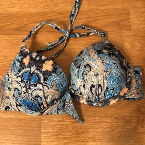 Bikinitopp  - Mönstrad blå bikinitopp från hm. Storlek 75B. Obs push up. Skriv för intresse. Fraktkostnad tillkommer, kan dock mötas upp i Stockholm :)
