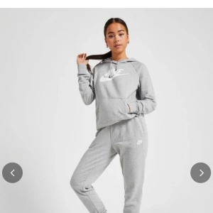 Nike mjukisbyxor - Helt nya fick dom nån dag sen men frakten tillbaka var väldigt dyr, så kollar om nån vill köpa dem här istället!😊 Pris går såklart att diskutera (frakt tillkommer)