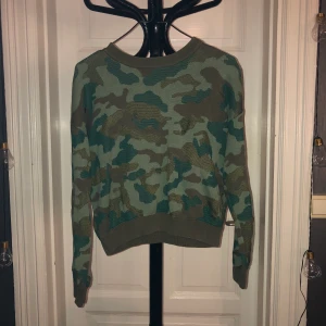 Sweatshirt  - camo sweatshirt