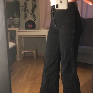 Svarta Jeans, straight leg - Jeans från H&M storlek 32. Jag har 32 i byxor men dessa är jätte små (skulle säga att dom är som storleken 30/XSS) Har använt dessa några gånger men verkligen inte ofta, dem är i bra skick men har två pytte små vita fläckar från jag blekte håret(syns ej)😬