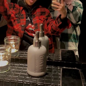 TVÅ RUTIGAJACKOR 320kr (inkl frakt) - Två av Zaras populära ”rutjackor” till paketpris. En grönvit (strl S)  & en rödsvart (strl M). Båda två fås för 320 kr med fraktkostand inräknad, båda är i fint skick men kommer tyvärr inte till användning längre 💕