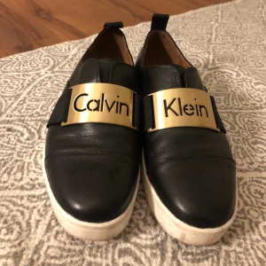 Calvin Klein - Använda ca 10 gånger men i gott skick! Storlek 37. Ordinarie 1200kr. Köparen står för frakt eller hämtning