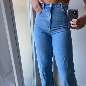 Trendiga Zara jeans i nyskick använda 2 ggr. Säljer pga att de tyvärr är lite för små för mig, köpta för 500kr. Jag är 176cm💕