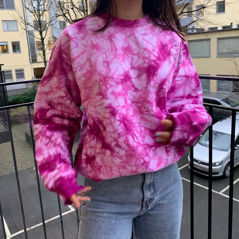 Hej alla! Jag är med i ett uf företag där vi gör Tie Dye Sweatshirts, kika gärna in vår instagram där ni kan beställa via DM💙 Tröjorna kostar 299kr/st och är gjorda på 100% bomull! Finns i färgerna: Rött, Blått, Lila, Mörkgrön och Ljusgul💛 💙 @urbantiedyeuf på instagram!! 💙. Huvtröjor & Träningströjor.