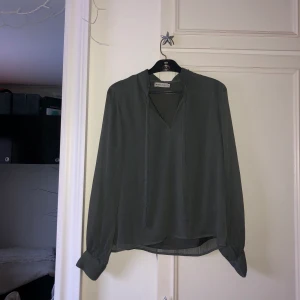 Blus  - Blus med knytbara snören vid bröst, stl S. 100kr + 40kr frakt