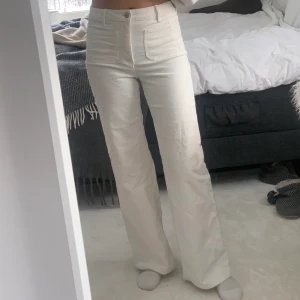 Flared manchesterbyxor - Vida manchester byxor från Forever21 med snygga fickor i fram!