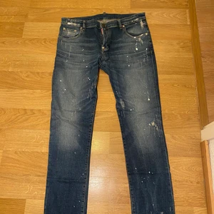 DSQUARED JEANS - Säljer nu ett par skit snygga DSQUARED jeans då jag köpt nya och känner att jag inte kommer använda dem här mer. Dock har jag använt dom här fåtal gånger skick 9/10 aldrig blivit smutsiga eller tvättade nypriset på dem var 2500kr