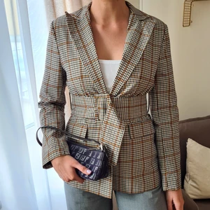 Kavaj  - Kavaj från gina tricot i nyskick. Inköpt i höstas🌸🌺🌼 nypris är 800. Kan fraktas och priset går att diskuteras vid snabb affär