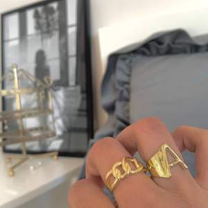 INITIAL ring och CHAIN ring för 129 / styck☁️                     Beställt in nästan alla bokstäver, följ @ahlin.accesories för att få en chans att köpa!! (Går åt snabbt)⚡️