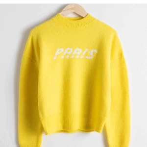 &Other stories - Skit snygga och jätte skönt tröja i från &other stories!🥰 är i stolek 36. Köparen står för frakten❤️