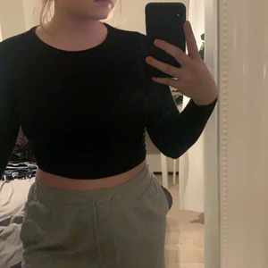 Svart långärmad Croptop - Ribbat och stretchiga material. Super skön tröja från Gina tricot. Använd ett fåtal gånger.
