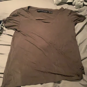 Militärgrön t-shirt - Fladdrig och stretchiga tröja som är superskön. 