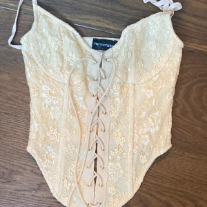 Korsett i spetts  - Super fin korsett i spetts från Pretty Little Thing. Säljer då jag beställde fel storlek och är endast provad en gång. Korsetten är i storlek 0 på deras hemsida och passar xxs-xs. 