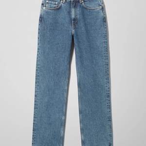 Mörkblåa jeans från Weekday i modellen voyage