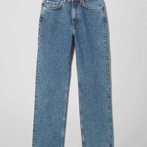 Jeans  - Mörkblåa jeans från Weekday i modellen voyage