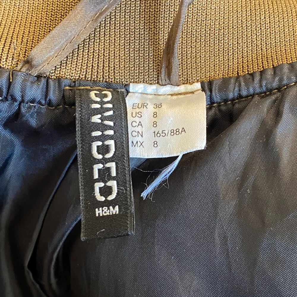 En grön/brun jacka från H&M i storlek 38. Skulle dock säga att den sitter bäst på en xs/s. 130kr+ frakt ☀️ inga defekter. Jag kan fixa fler bilder🥰. Jackor.