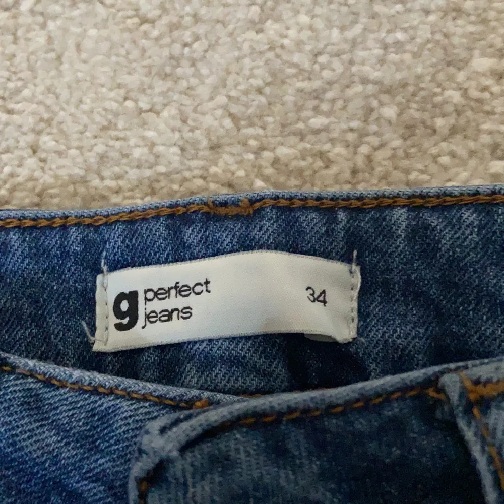 Raka jeans ifrån Gina tricot. Dem passar perfekt mig som är 158. Säljs för dem inte kommer till användning. . Jeans & Byxor.