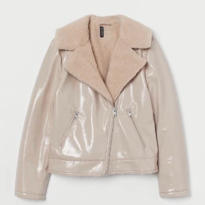 Jacka  - Helt ny bikerjacka från HM i strl L, köptes för 599kr, aldrig använd med lappar kvar! Liten i storleken, den är som en M 