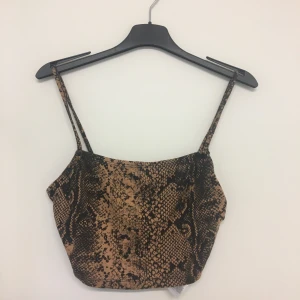 Ormönstrat topp - Ormönstrad topp. Säljer tillhörande kjol. Aldrig använd.