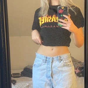 Thrasher magazine t-shirt - Äkta trasher t-shirt som har använt 1-3 gånger. Alltså väldigt fåtals. Älskar den, tycker den är riktigt cool men tyvärr kommer den ändå inte till använding. Sista bilden är hur den ser ut när jag inte har den instoppat!!