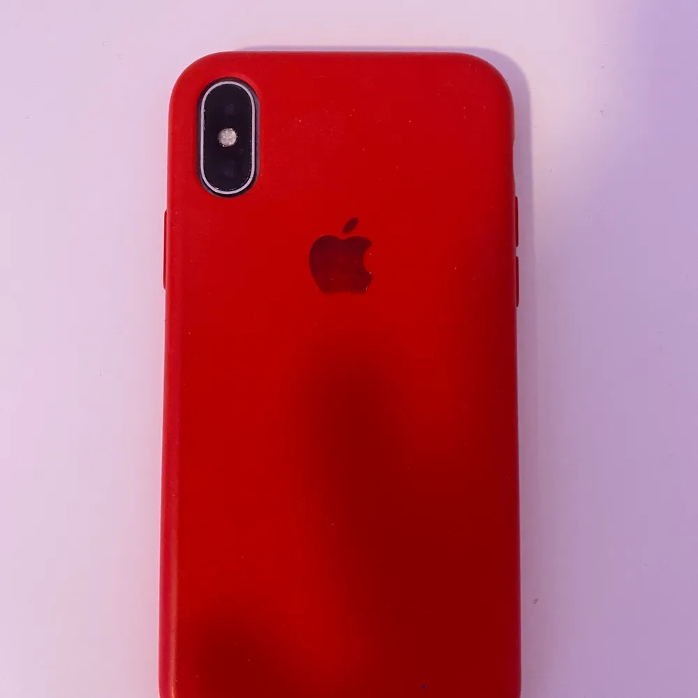 Skitfint apple skal i rött till iphone x, äpplet är lite missfärgat därav priset! Nypris var 500. Övrigt.