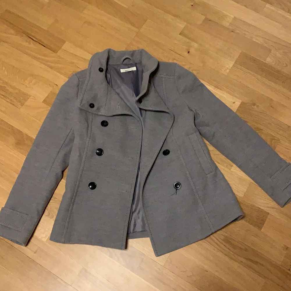 Grå kort kappa - Hu0026M  Plick Second Hand