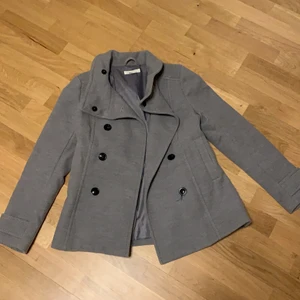 Grå kort kappa - Får ej användning av denna kappa då jag har två likadana. Storlek 38, knappt använd. Nypris: 400 kr☺️💕 