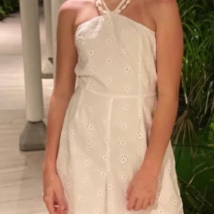 Vit ”blommig” byxdress  - Denna byxdressen köpte jag utomlands och jag älskar den med får inte på mig den längre. Det är storlek xs och säljer den lite dyrare än mina andra plagg efter som att den inte går att få tag på i Sverige💕💕💕