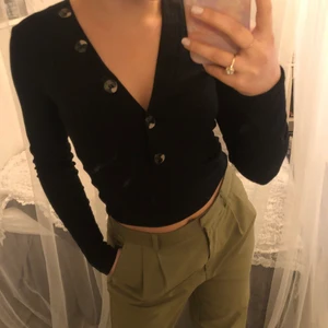 Långärmad  - Superfin tröja med som tyvärr bara hänger i garderoben. Startbud på 59kr(+frakt). Hår ni några frågor så är det bara att skriva💘💜