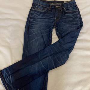 Blåa G-STAR jeans, använda ett fåtal gånger                                               Storleken är L30 W32                                                                         Frakt tillkommer! 