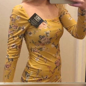 Blommig klänning  - En gul blommig klänning ifrån Nelly. Aldrig använd :) 100kr plus frakt 