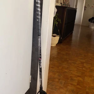 Innebandy kluppa  - Innebandy kluppa från salming,90cm långt,flex 29,höger böjt blad