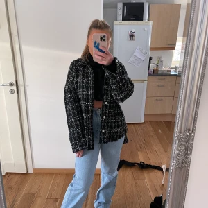 Jacka  -  Super fin och trendig jacka från Gina endast använd ett fåtal gånger 