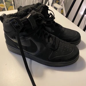 Nike sneakers  - Nike sneakers strl 40. Använda en gång. Nypris 799, säljer pågrund av att jag inte gillar modellen. Dem är fodrade inuti. 