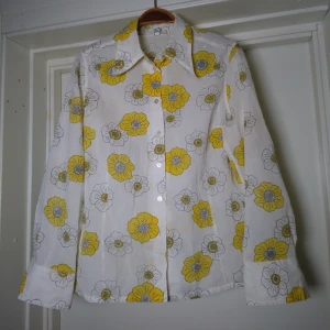 70s - skjorta  - Sjukt fin 70-talsskjorta med blommönster🌻