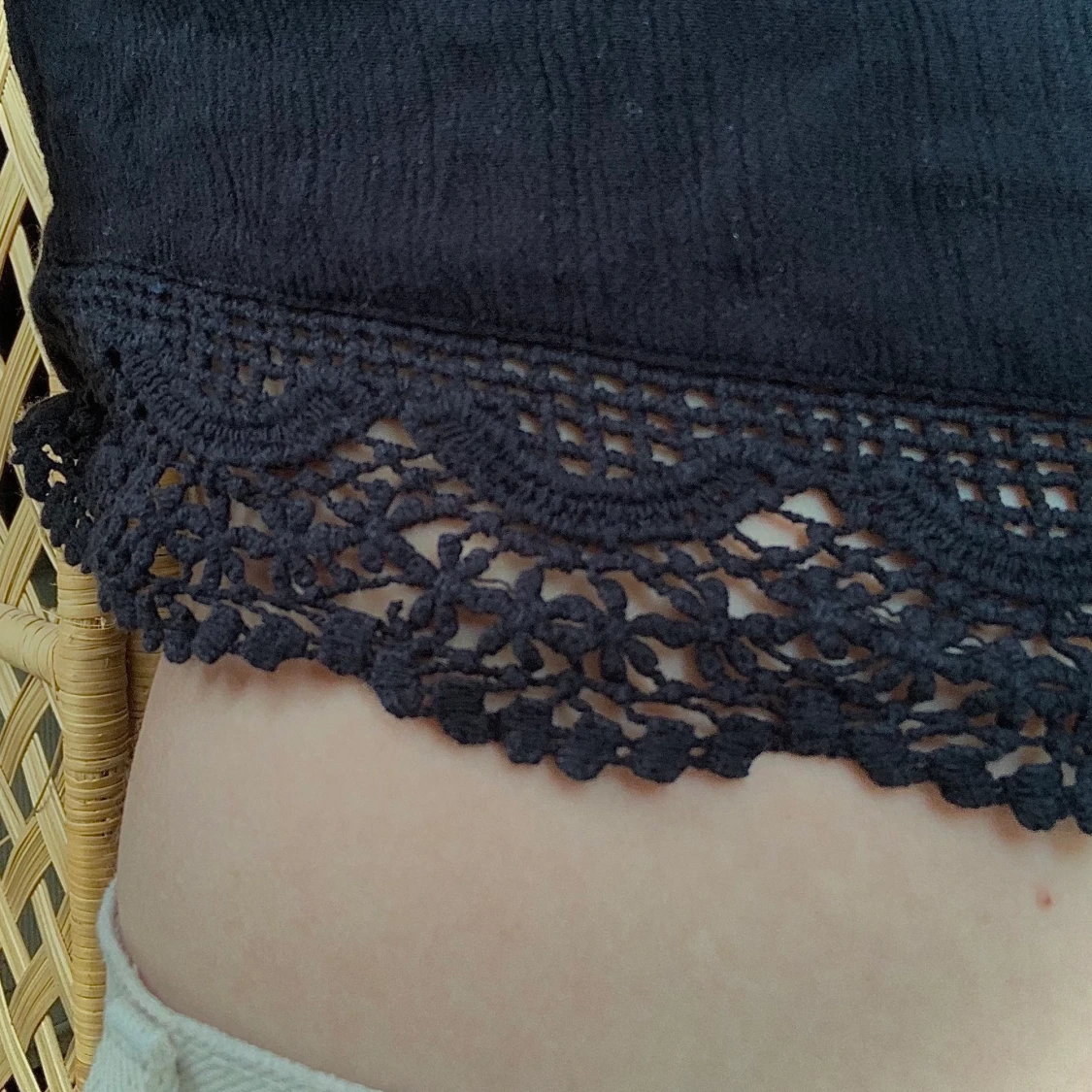 Svart Croptop med virkad volang, strl 32, XS - 91