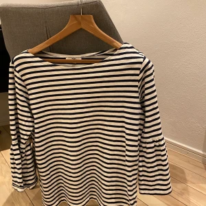 Randig tröja - Randig tröja med volangärm från Hampton Republic 