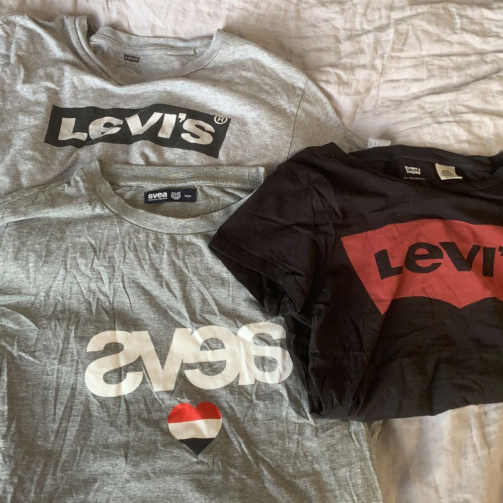 säljer dessa tre fina märkeströjorna, dem kostar 50kr styck och 100kr alla tre tillsammans😍😍 svart levi’s = XS. grå levi’s = S passar XS. svea= L men är som en oversized S.. T-shirts.