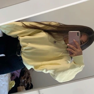 Gul hoodie  - Säljer min gula hoodie som jag använt 2-3 gånger, rensar garderoben väljer därför att sälja denna 