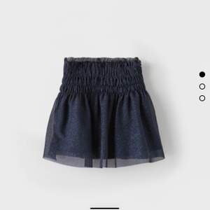 En fin blå kjol från Zara. Den är aldrig använd och lappen finns kvar! Den är i barnstorlek men skulle säga att den passar mellan xs-m. Högsta bud: 150kr