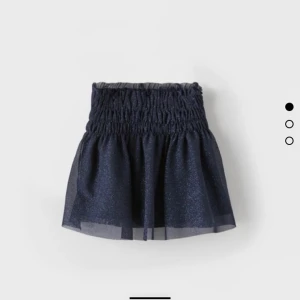 Kjol - En fin blå kjol från Zara. Den är aldrig använd och lappen finns kvar! Den är i barnstorlek men skulle säga att den passar mellan xs-m. Högsta bud: 150kr