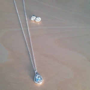 Halsband och örhängen från glitter  - Halsband och örhängen från glitter, I plast. 