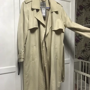 En kappa för kvinnor - Den är helt nu men gick sönder inuti vid provning Denise storleken XL och kostar 250kr