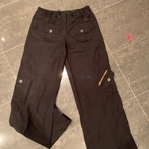 VINTAGE Y2K BYXOR  - Cargo/”rave” byxor köpa i London i storlek S med reglerbar midja, tycker dom är ganska små i storleken och skulle passa bäst W24-W26 , sjukt coola och trendiga byxor men tyvärr för små för mig och därför endast använda 1 gång 