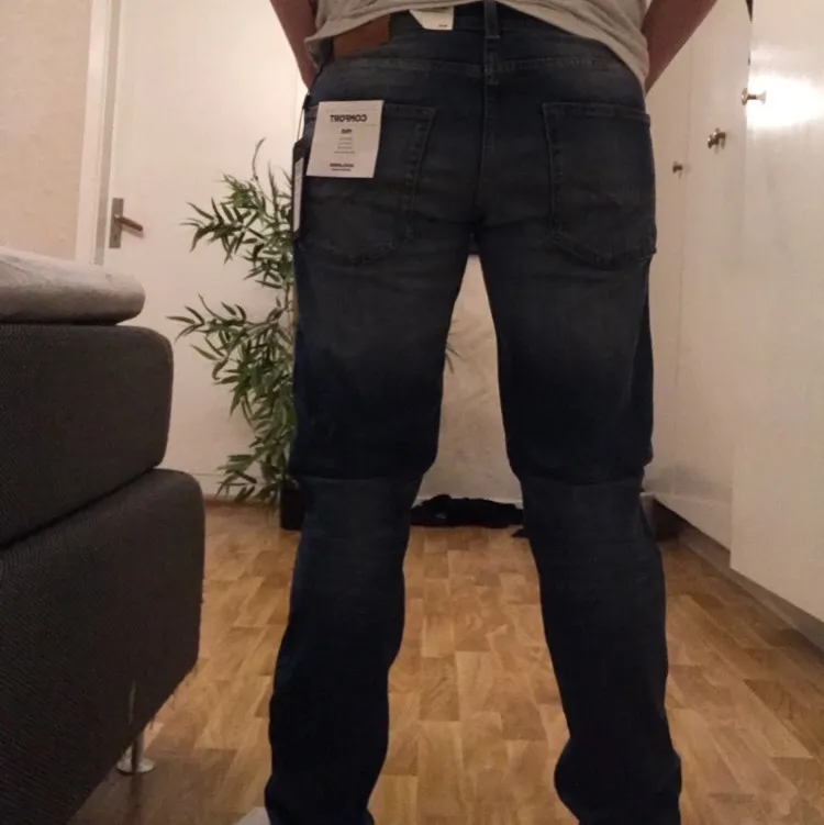 Säljer ett par helt nya jeans, testat dom 2 gånger bara, säljer dom då dom är för stora för mig. Storlek 30 32, kan skicka fler bilder vid intresse ☺️ orginal pris 599kr . Jeans & Byxor.