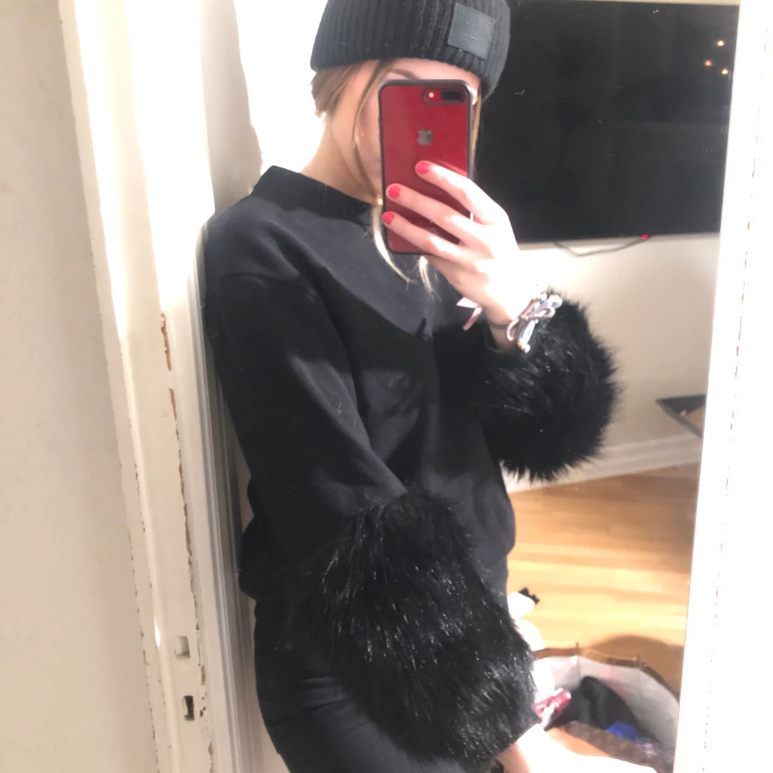 Collegetröja ish med päls på armarna