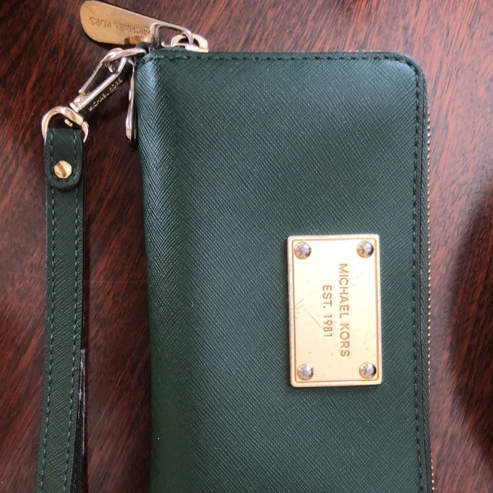 En grön plånbok, 4 år gammal nypris 1800kr några skråmor på vissa ställen men i relativt bra skick och super snygg😇❤️. Accessoarer.