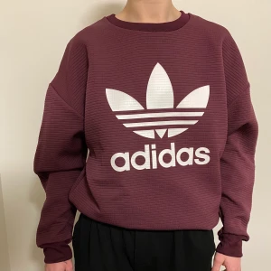 Adidas-tröja i skönt material - Fräsch adidaströja med lätta ballongärmar och i len polyester 🍒 Märkt stl 34 men är ganska oversized. Frakt är medräknat i priset!